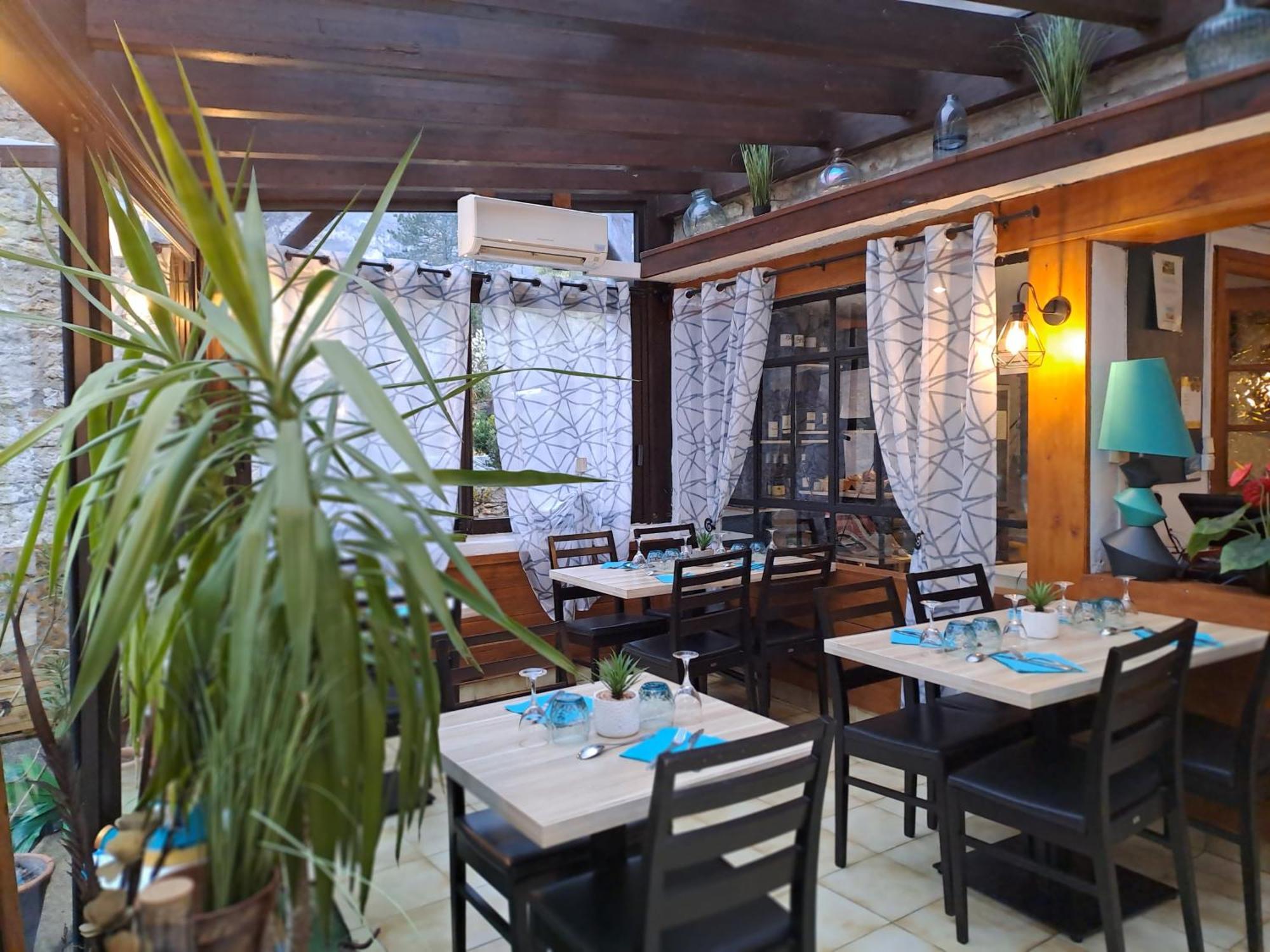 Logis Restaurant De La Cascade Hotel